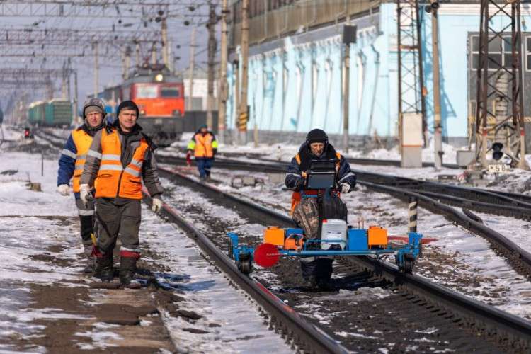 проверка железнодорожных путей дефектоскопной тележкой