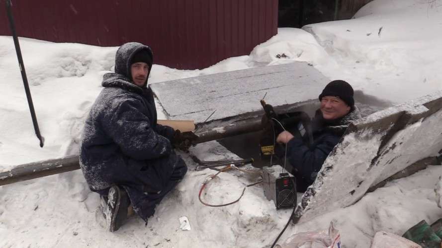 Рабочие на ремонте сетей в Бодайбо
