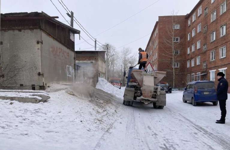 Коммунальщики засыпают стихийную горку