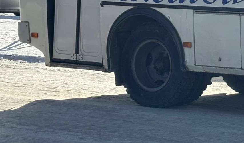 Заднее колесо автобуса