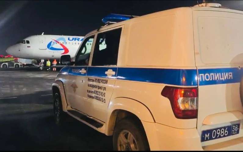 Машина полиции вощле самолёта