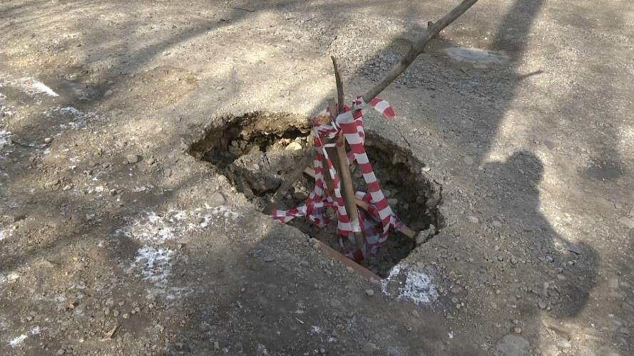 яма на дороге