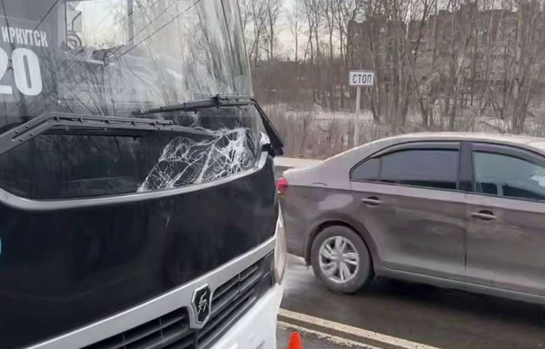 автобус, трещины на стекле, ДТП, Иркутск