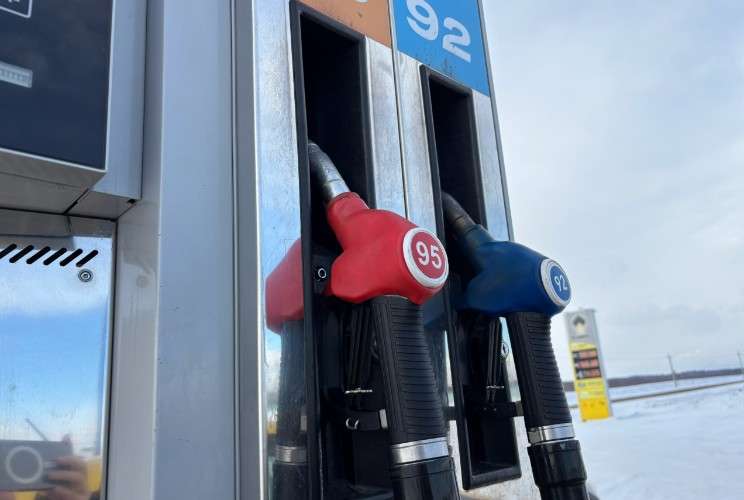 Колонка с 92 и 95 бензином на АЗС