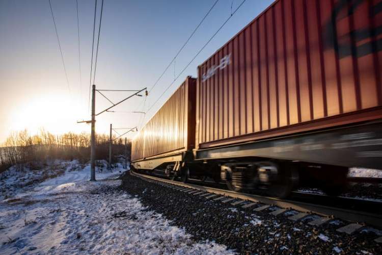 едет грузовой поезд