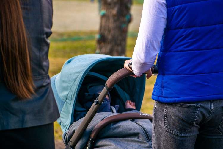 Семья с ребёнком в коляске