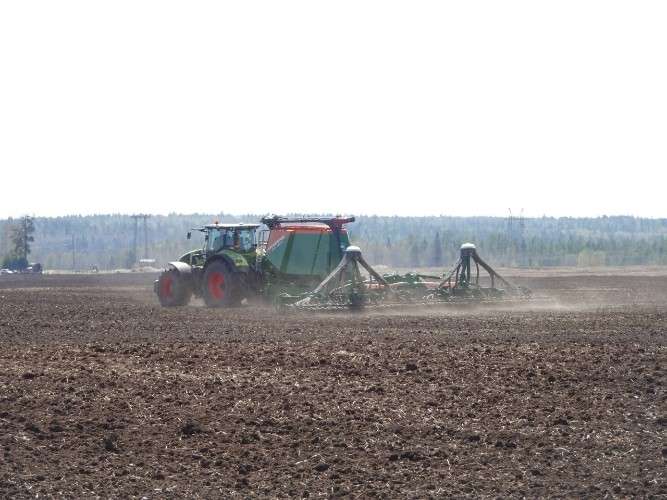 Комбайн в поле