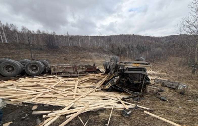Перевернувшайся грузовая машина