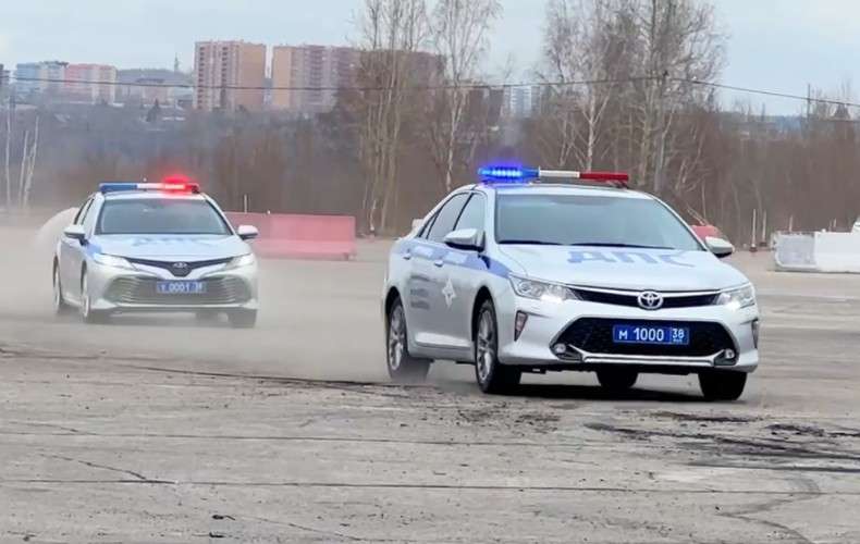 Две машины ДПС с включёнными проблесковыми маяками
