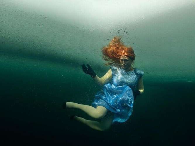 Фотосессия подо льдом Байкала