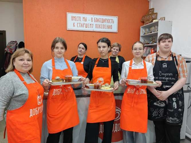 школьники-волонтёры в кафе "ДоброДомик"