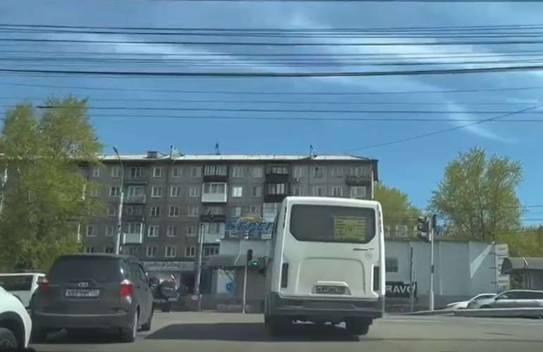Автобус не включивший поворотник при повороте