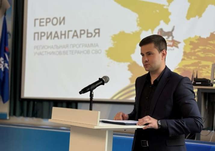 Человек у микрофона