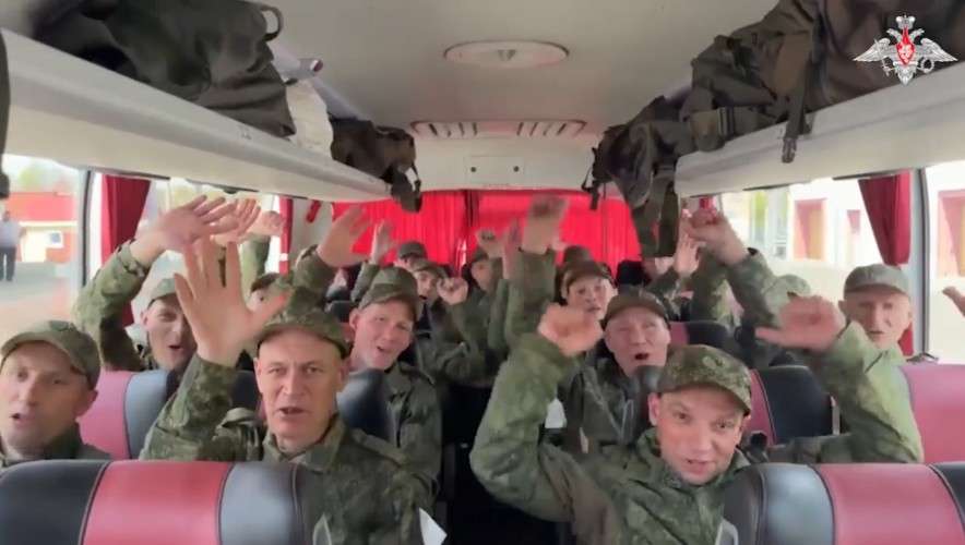солдаты в автобусе