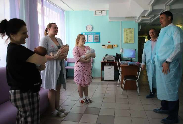Мэр Иркутск и молодые мамы