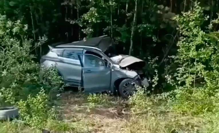 Кроссовер после ДТП среди деревьев