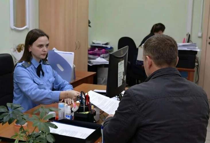 Должник в кабинете у пристава