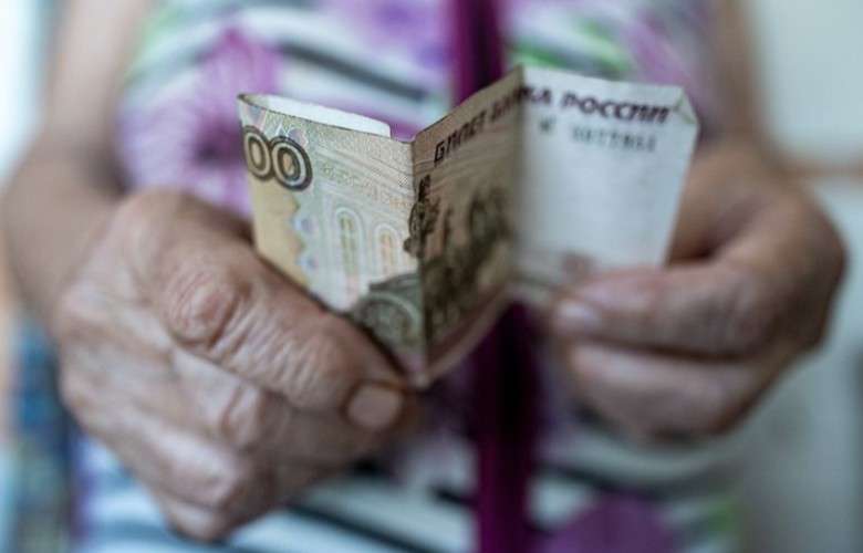 Купюра в руах пожилой женщины