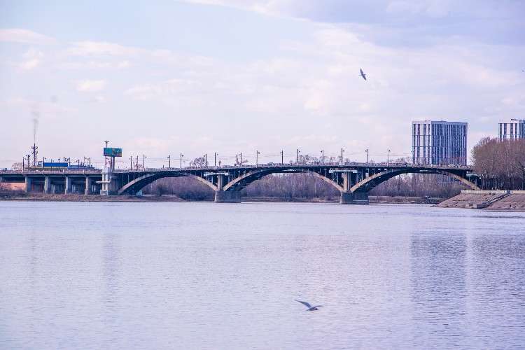 Вид на мост в Иркутске