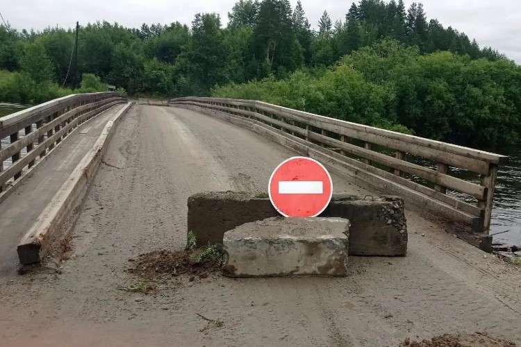 знак стоп на мосту