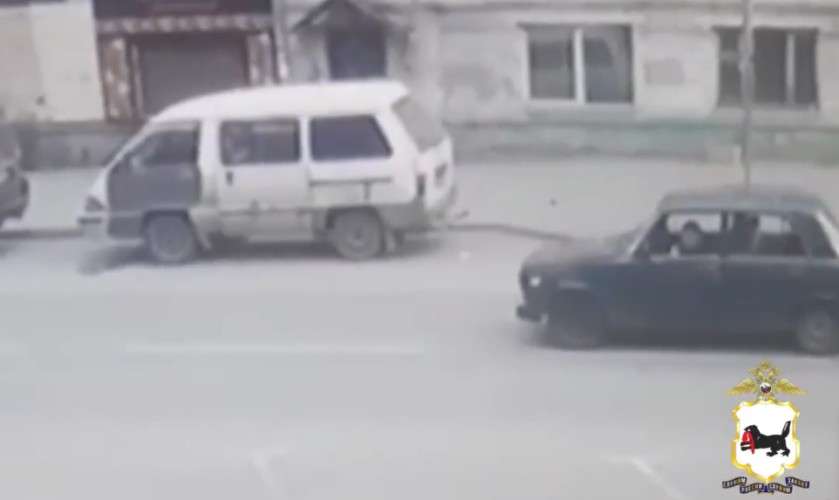 справа тёмная машина отечественная типа жигули, которую и угнал преступник