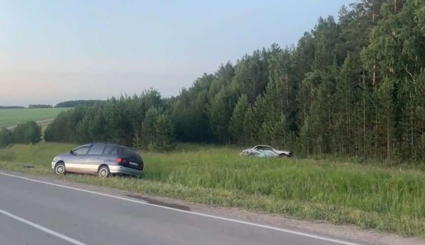 два автомобиля в кювете