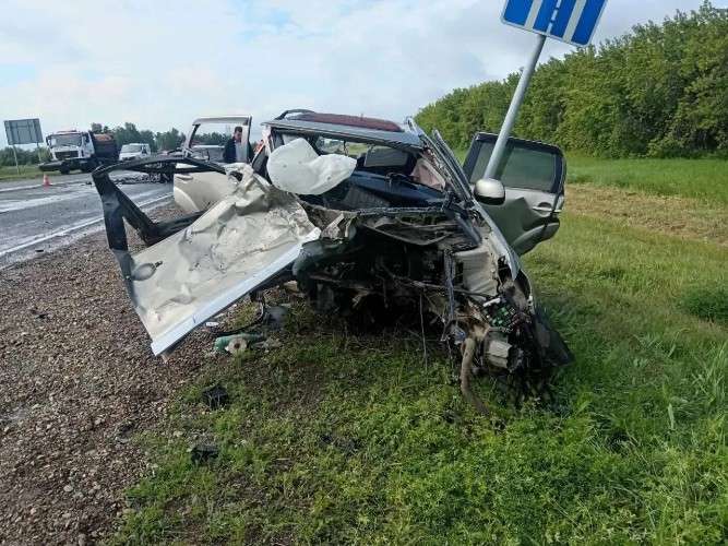 искорёженный автомобиль после ДТП