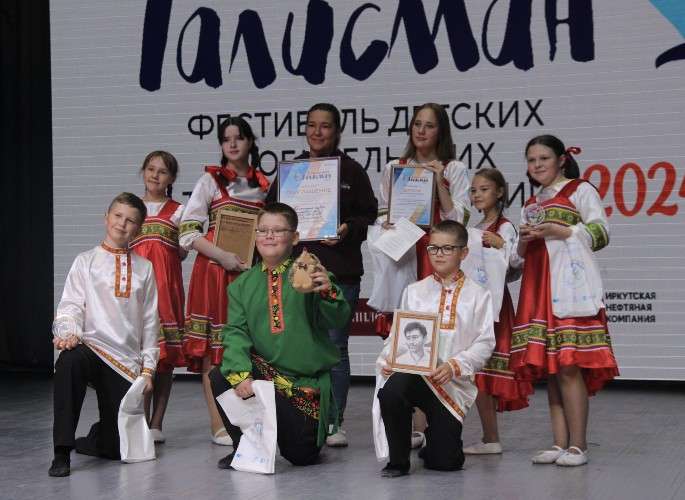 дети на сцене