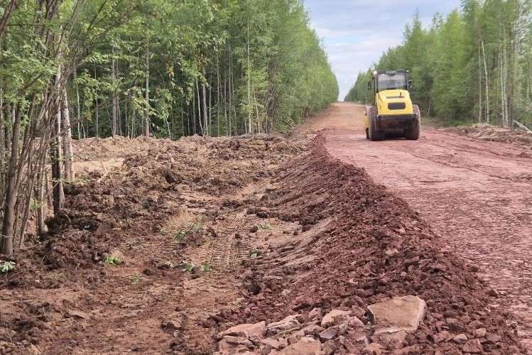 Дорога без покрытия и работающая спец. техника