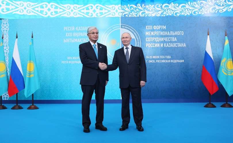Рукопожатие Президента России Владимира Путина с Президентом Казахстана Касым-Жомартом Токаевым