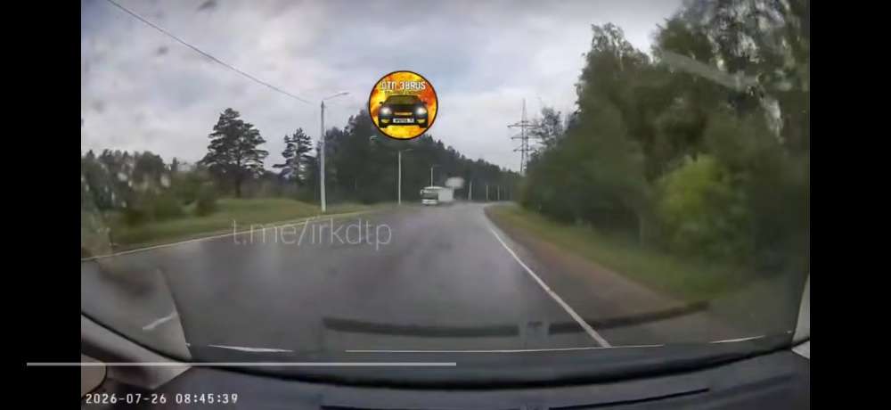На фото момент, когда грузовик задел автобус.