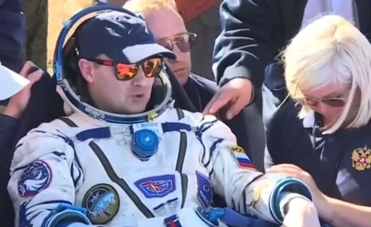 Космонавт Сергей Микаев беседует с медиком после