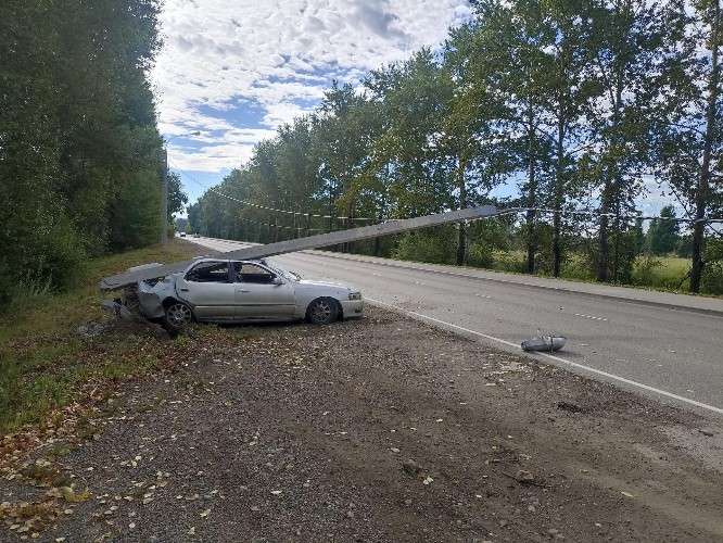 Автомобиль врезался в фонарный столб