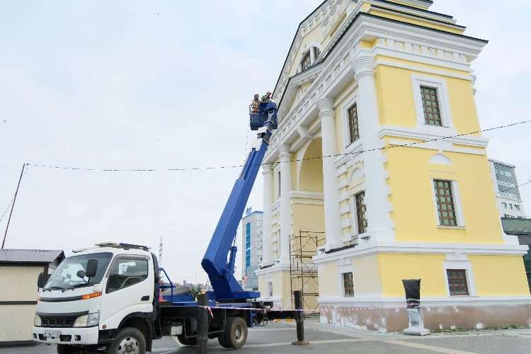 Люди ремонтируют Московские ворота в Иркутске