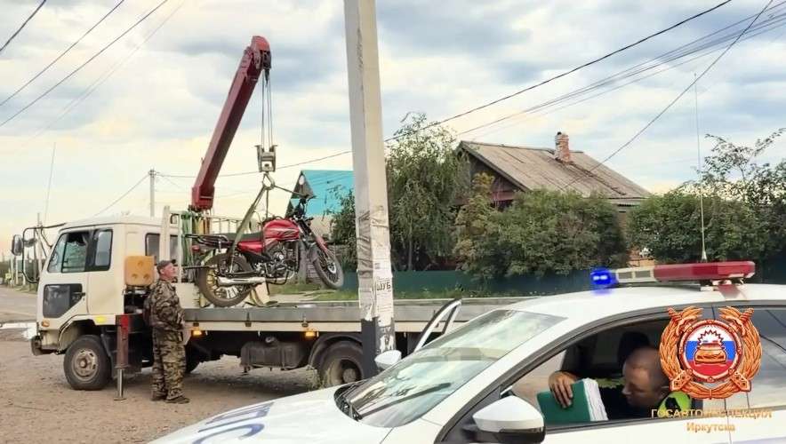 Эвакуатор забирает мотоцикл
