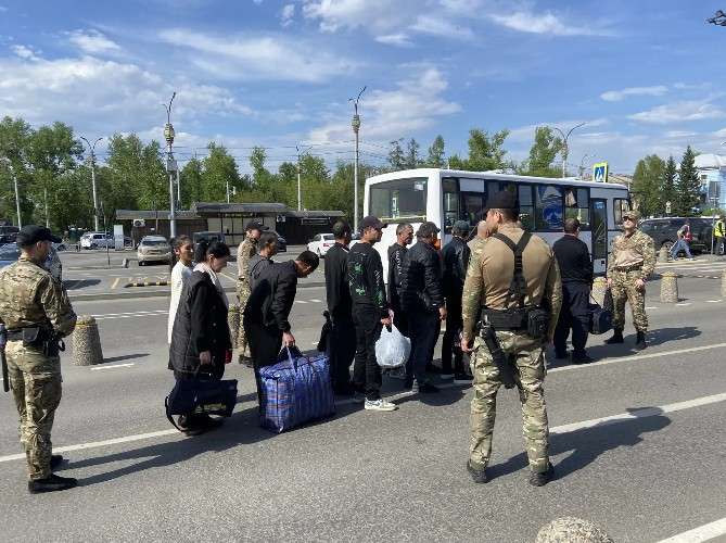 Мигранты в очереди в автобус