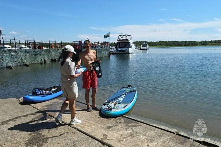 Выдача памяток о поведении на воде