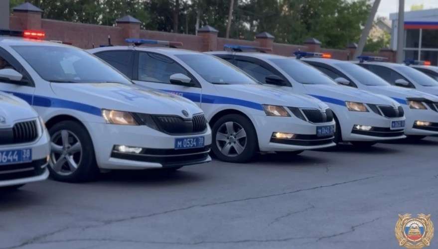 Экипажи ДПС стоят в ряд.