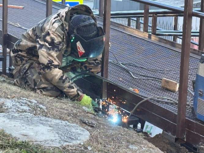 Сварщик во время работы