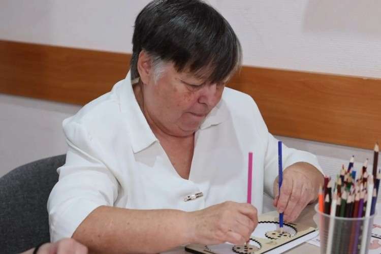 Пенсионерка рисует