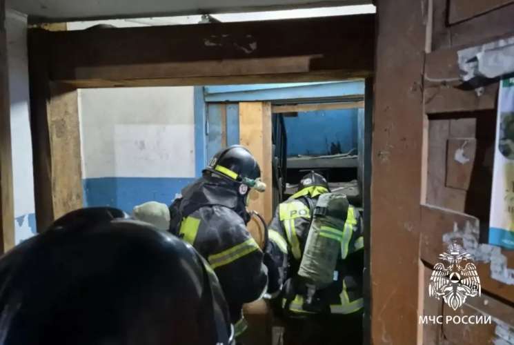 Трое пожарных в подъезде