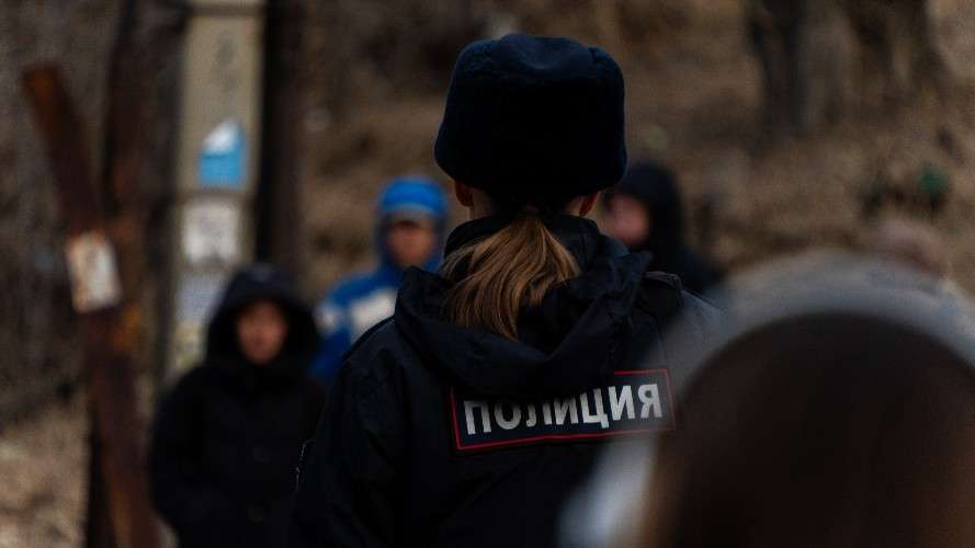 Девушка со спины в полицейской форме