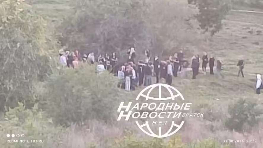 Дети стоят толпой.