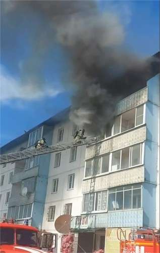 Пожарные тушат огонь в многоквартирном доме в поселке Белореченский