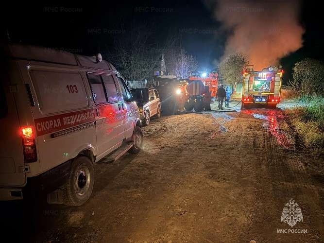 Пожарная техника и машина скорой помощи возле участка