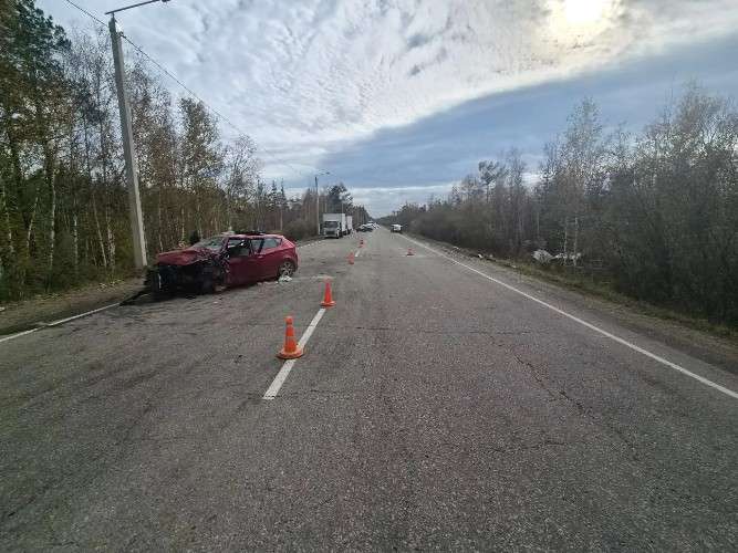 Красная машина после аварии на дороге