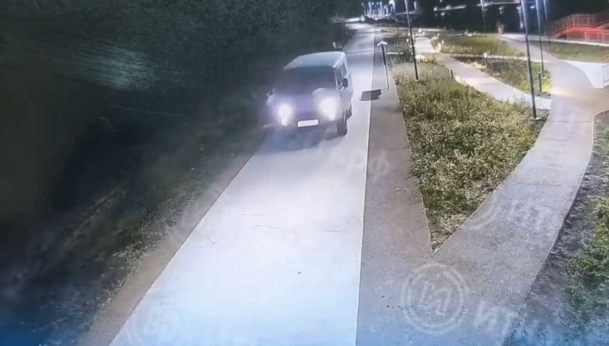 УАЗ едет по пешеходной дорожке