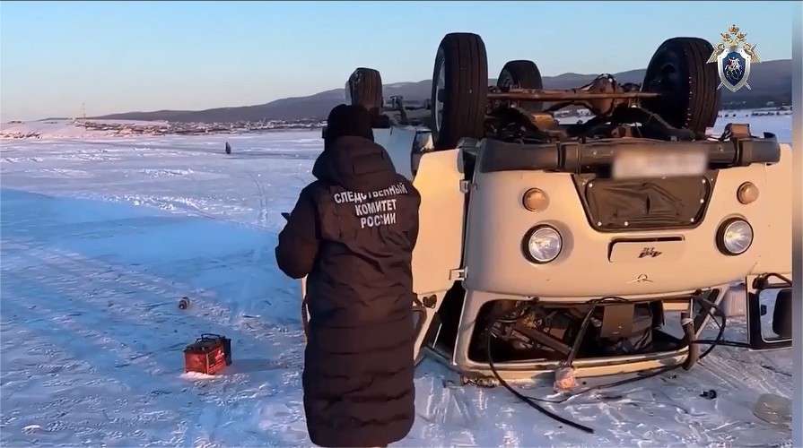 Перевёрнутый УАЗ и рядом сотрудник Следственного комитета