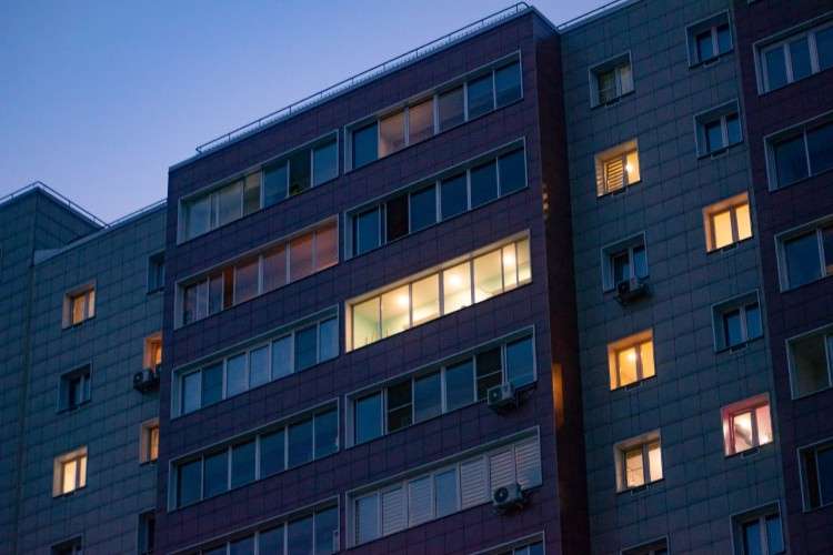 Дом, в квартирах горит свет