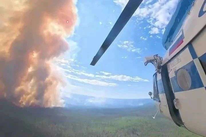 Вид на лесной пожар из вертолёта